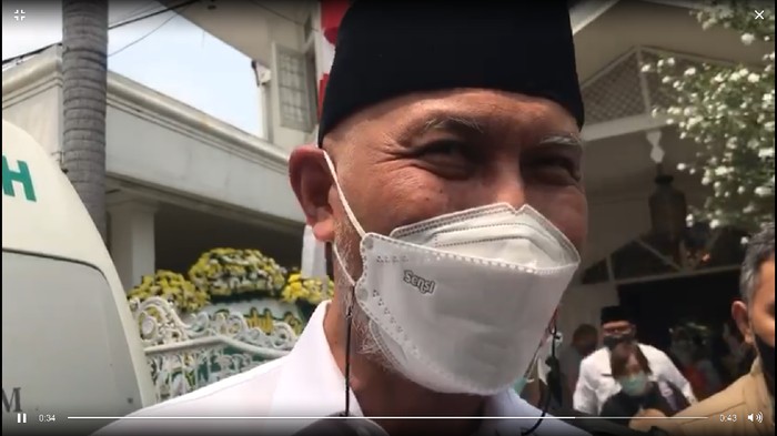 Gubernur Sumatera Barat Mahyeldi angkat bicara soal surat sumbangan. Mahyeldi diwawancara seusai melayat Elly Kasim di Pulogadung, Jaktim, Rabu (25/8/2021).