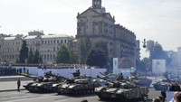 Tank melintasi ibu kota Kyiv saat parade kemerdekaan. Selain memperingati hari kemerdekaan dari pendudukan Soviet (USSR), Ukraina juga memperingati hari kemerdekaan dari kekaisaran Rusia setiap tanggal 22 Januari.