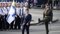 Presiden Ukraina, Volodymyr Zelenskyy saat melakukan inspeksi pasukan dalam parade hari kemerdekaan tersebut. Ukraina dikenal negara kaya gas alam yang diekspor ke negara-negara Eropa Timur. (AP Photo/Efrem Lukatsky) 