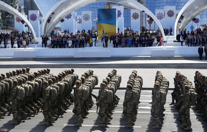 Hari Kemerdekaan Ukraina Ukrainian soldiers march along main Khreshchatyk Street during a military parade to celebrate Independence Day in Kyiv, Ukraine, Tuesday, Aug. 24, 2021. Ukraine mark the 30th anniversary of its independence. (AP Photo/Efrem Lukatsky)