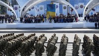 Tentara Ukraina melakukan parade di Ibu Kota Kyiv, (24/8). Ukraina memperingati 30 tahun kemerdekaan dari Uni Soviet (USSR).  (AP Photo/Efrem Lukatsky)