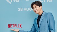 Dalam Hometown Cha-Cha-Cha, Kim Seon Ho akan memerankan Du Sik yang serba bisa. Dia punya banyak sertifikasi mulai dari sertifikat realtor hingga food plater. Sejatinya dia nggak punya pekerjaan tetap. (Foto: dok. Netflix) 
