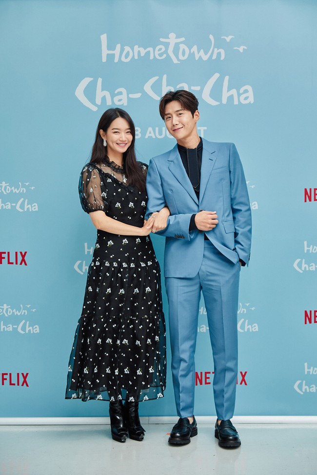 Drakor Hometown Cha Cha Cha menampilkan kisah cinta Kim Seon Ho dan Shin Min Ah yang memiliki kepribadian berlawanan. Keduanya selalu bertengkar setiap kali bertemu. Foto: dok. Netflix