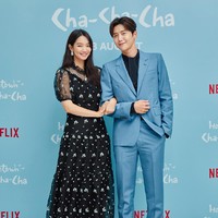 Drakor Hometown Cha Cha Cha menampilkan kisah cinta Kim Seon Ho dan Shin Min Ah yang memiliki kepribadian berlawanan. Keduanya selalu bertengkar setiap kali bertemu. Foto: dok. Netflix