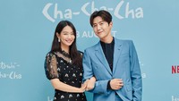 Kim Seon Ho dan Shin Min Ah menghadiri konferensi pers Hometown Cha-Cha-Cha belum lama ini. Keduanya terlihat serasi banget, ya! (Foto: dok. Netflix) 