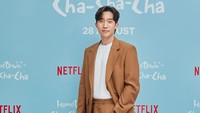 Selain itu pemandangan pesisir pantai dan desa di Pulau Jeju dijanjikan oleh Kim Seon Ho, Shin Min Ah, dan Lee Sang Yi bakal bikin betah. Seperti mereka yang betah banget selama proses syuting dan setelah balik ke Seoul, malah kangen lokasi syuting. (Foto: dok. Netflix) 