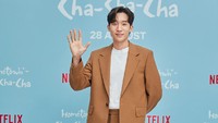 Lee Sang Yi akan memerankan Ji Seong Hyun, seorang produser variety show televisi. Dalam konferensi pers Lee Sang Yi menjelaskan dia banyak belajar dari PD dari acara kenamaan seperti Hangout with Yoo salah satunya. (Foto: dok. Netflix) 