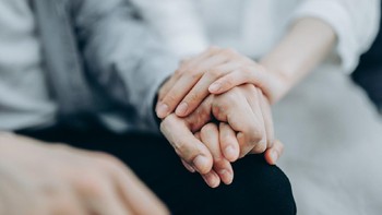 Pacar fiktif. Sebuah perusahaan menawarkan solusi bagi jomblo yang bosan ditanya kapan kawin. Pengguna dipersilakan mengisi kuesioner tentang pacar ideal mereka, dan memilih cerita pertemuan dengan jodoh. Pengguna nantinya akan rutin mendapatkan chat, hadiah, hingga kiriman bunga dari pacar fiktif tersebut. Foto: Getty Images/AsiaVision
