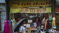 Segala macam strategi marketing dicoba guna menggoda calon pelanggan yang lewat di Kawasan Pasar Baru, Jakarta, Rabu (25/8/2021).
