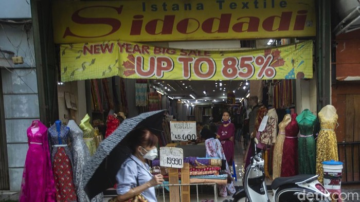 Inflasi Rendah Karena Daya Beli Menurun ? Para pedagang terlihat lesu menunggu pembeli di Pasar Baru, Jakarta, Rabu (25/8/2021). Inflasi dilaporkan rendah kemungkinan karena rendahnya daya beli masyarakat.