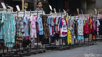 Deretan baju yang biasanya ramai dikerubuti pembeli sekarang terlihat sepi.