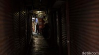 Lorong yang biasanya ramai terlihat lengang.