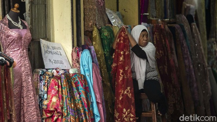 Inflasi Rendah Karena Daya Beli Menurun ? Para pedagang terlihat lesu menunggu pembeli di Pasar Baru, Jakarta, Rabu (25/8/2021). Inflasi dilaporkan rendah kemungkinan karena rendahnya daya beli masyarakat.