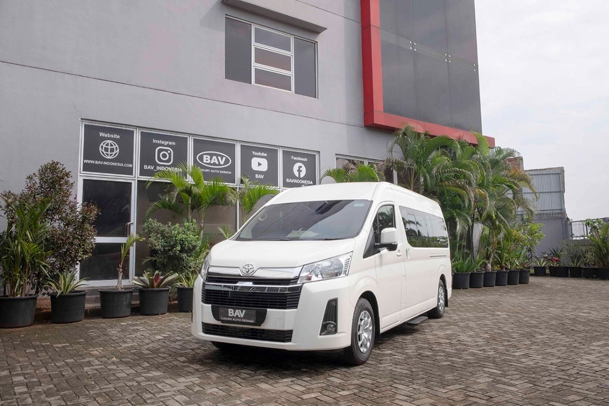 Mewah Interior Toyota HiAce Ini Dirombak Total