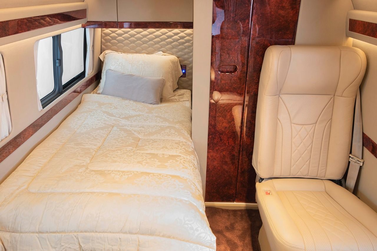 Interior Toyota HiAce Ini Dirombak Total, Ada Kasur sampai WC