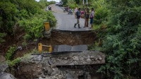 Meski tak ada korban jiwa dalam peristiwa itu namun arus lalulintas terputus dan dialihkan ke jalan alternatif lainnya sejauh lebih dari 20 kilometer.