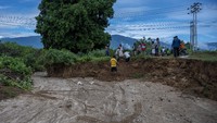 Jembatan yang menghubungkan ruas jalan Palu-Sigi itu ambruk setelah digerus arus air sungai akibat hujan deras di hulu.