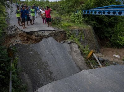 Tolong... Jembatan Ambruk Bikin Lalin Palu-Sigi Terputus