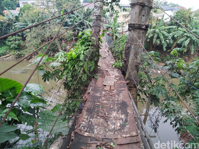 Jembatan gantung di Srengseng Sawah, Jakarta Selatan, 25 Agustus 2021. (Athika Rahma/detikcom)