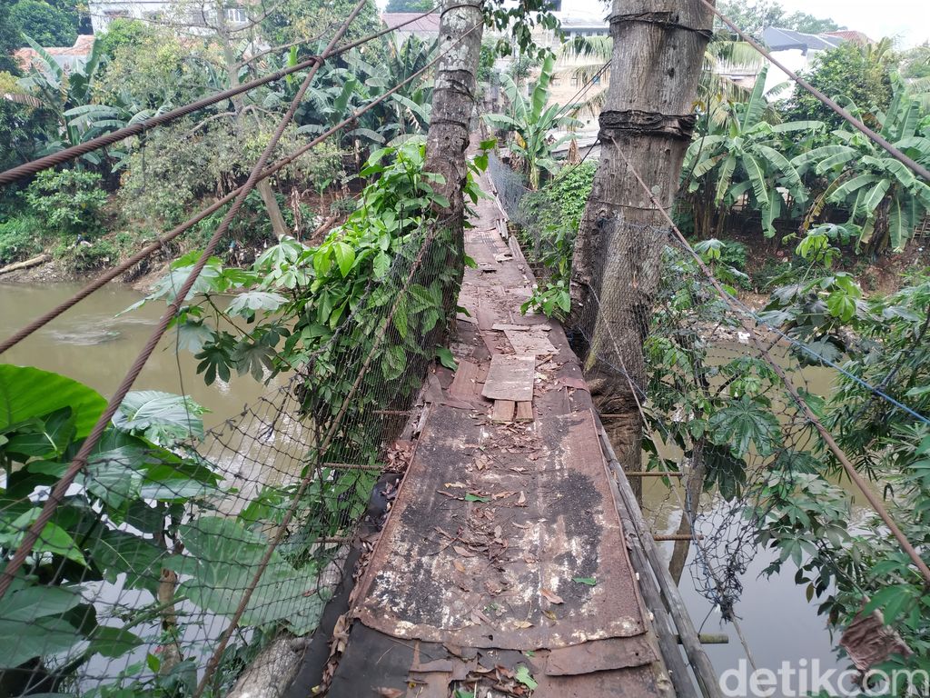 Jembatan gantung di Srengseng Sawah, Jakarta Selatan, 25 Agustus 2021. (Athika Rahma/detikcom)