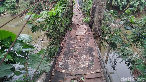 Jembatan gantung di Srengseng Sawah, Jakarta Selatan, 25 Agustus 2021. (Athika Rahma/detikcom)