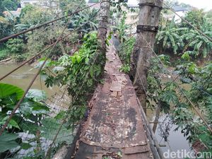Jembatan Gantung Srengseng Sawah Jaksel Masih Lapuk