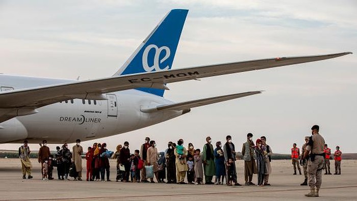 Proses evakuasi warga Afghanistan terus dilakukan usai Taliban berkuasa di Kabul. Ratusan warga Afghanistan pun dievakuasi ke luar negeri, salah satunya Spanyol