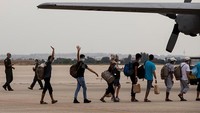 Sejumlah warga Afghanistan yang dievakuasi dari Kabul berjalan untuk naik ke pesawat Angkatan Udara Amerika Serikat di Pangkalan Udara Militer Torrejon, Madrid, Spanyol.  