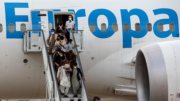 Proses evakuasi warga Afghanistan terus dilakukan usai Taliban berkuasa di Kabul. Ratusan warga Afghanistan pun dievakuasi ke luar negeri, salah satunya Spanyol