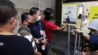 Sementara itu di Solo Grand Mall (SGM) jumlah pengunjung juga terlihat antusias. Sama halnya dengan Solo Paragon, di SGM pengunjung juga diwajibkan mengunduh aplikasi pedulilindungi. Namun ada juga pengunjung yang membawa surat sehat karena memang belum vaksin.