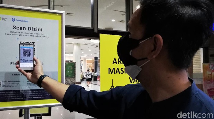 Kangen Nge-mal, Warga Solo Ramai-ramai Datangi Pusat Perbelanjaan Pusat perbelanjaan di Solo kembali dibuka dengan sejumlah persyaratan. Kembali dibukanya pusat perbelanjaan di Solo ini pun disambut antusias oleh warga.