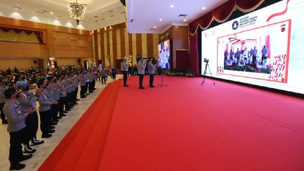 Kapolri Jenderal Listyo Sigit Prabowo meninjau vaksinasi massal dan bakti sosial alumni Akpol 94.