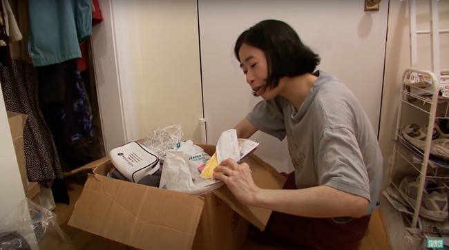 Segala hal yang bisa dilakukan sendiri akan dicoba oleh Kate demi bisa hidup lebih hemat. Seperti, dia menggunting rambutnya sendiri dan mencuci pakaiannya sendiri. Kate mengaku sudah 3 tahun tidak menggunakan layanan laundry agar bisa hidup lebih hemat. Foto: YouTube/tlc uk