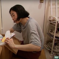 Segala hal yang bisa dilakukan sendiri akan dicoba oleh Kate demi bisa hidup lebih hemat. Seperti, dia menggunting rambutnya sendiri dan mencuci pakaiannya sendiri. Kate mengaku sudah 3 tahun tidak menggunakan layanan laundry agar bisa hidup lebih hemat. Foto: YouTube/tlc uk