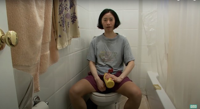 Saking iritnya, Kate juga tak mau membeli tissue toilet. Dirinya hanya membersihkan diri menggunakan air dan sabun saja. Foto: YouTube/tlc uk