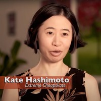 Tinggal di salah satu negara termahal, New York, Amerika Serikat, wanita bernama Kate Hashimoto ini memiliki caranya sendiri untuk bisa bertahan hidup. Setiap bulannya, Kate berusaha hanya mengeluarkan uang sekitar Rp 2,8 juta saja. Hal itulah yang membuat Kate memiliki untuk menjalani gaya hidup super hemat. Foto: YouTube/tlc uk