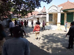 Ricuh, Aksi Saling Lempar Batu di Keraton Kasepuhan Cirebon
