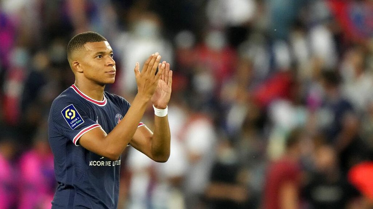 Sergio Aguero bosa dengan berita soal transfer Kylian Mbappe. (Foto: AP/Francois Mori)