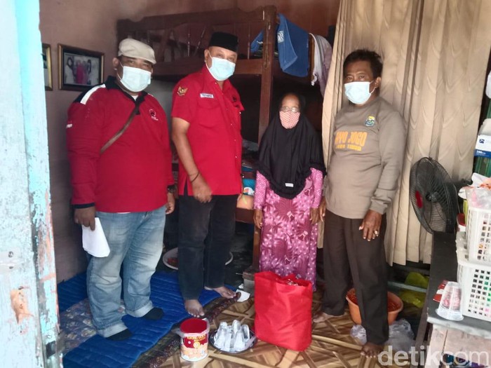 DPC PDIP Surabaya bergerak cepat membantu Sumirah (89). Sumirah merupakan lansia yang hidup sebatang kara dan belum menerima bantuan selama pandemi Corona.