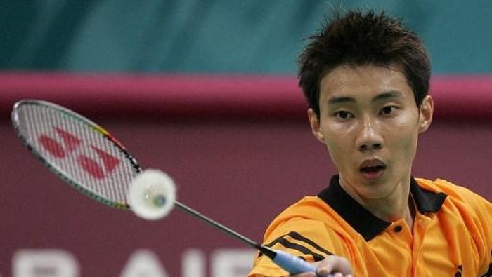 Malaysian badminton player Lee Chong Wei competes in the men's singles quarterfinals against Thai Boonsak Ponsana at the 15th Asian Games in Doha 07 December 2006. Lee won 20-22, 21-11, 21-7.       AFP PHOTO/Manan VATSYAYANA (Photo by MANAN VATSYAYANA / AFP)