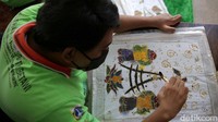 Penyandang disabilitas mengikuti pelatihan membatik di aula Gedung Balai Pustaka, Matraman, Jakarta Timur, Rabu (25/8/2021).