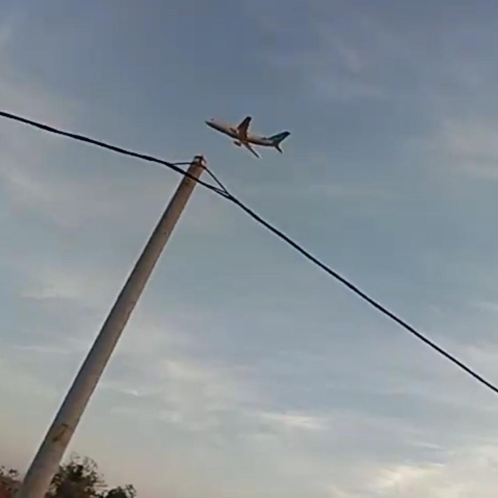 Video miniatur pesawat Garuda Indonesia yang terbang di langit Madura tengah menjadi perhatian. Miniatur pesawat tersebut merupakan karya santri di Sampang.