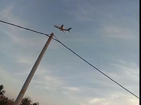Video miniatur pesawat Garuda Indonesia yang terbang di langit Madura tengah menjadi perhatian. Miniatur pesawat tersebut merupakan karya santri di Sampang.