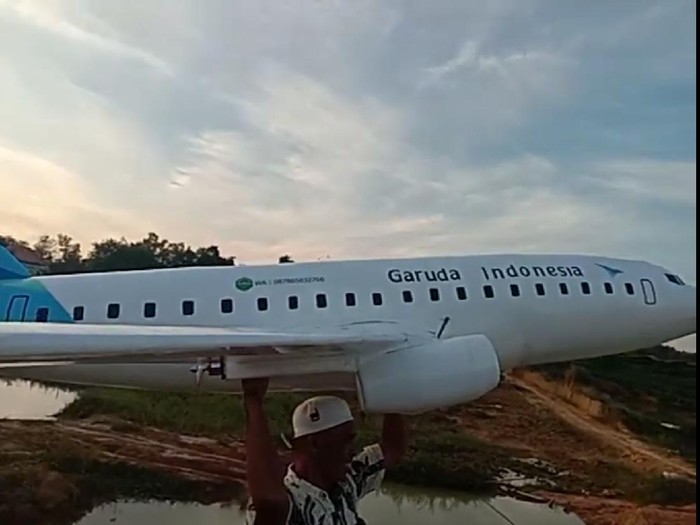 Video miniatur pesawat Garuda Indonesia yang terbang di langit Madura tengah menjadi perhatian. Miniatur pesawat tersebut merupakan karya santri di Sampang.