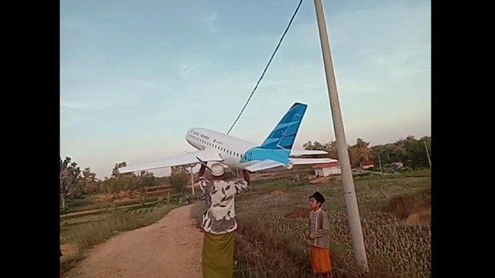 Video miniatur pesawat Garuda Indonesia yang terbang di langit Madura tengah menjadi perhatian. Miniatur pesawat tersebut merupakan karya santri di Sampang.