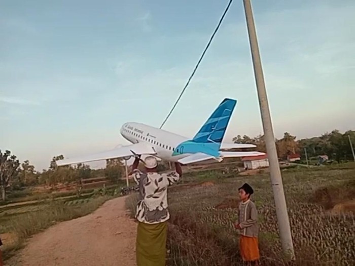 Video miniatur pesawat Garuda Indonesia yang terbang di langit Madura tengah menjadi perhatian. Miniatur pesawat tersebut merupakan karya santri di Sampang.