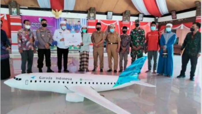 Santri di Madura, Agus Humaidi (25) membuat miniatur pesawat Garuda Indonesia. Ia mengaku sudah mendapat penghargaan dari Bupati Sampang, Slamet Junaidi.