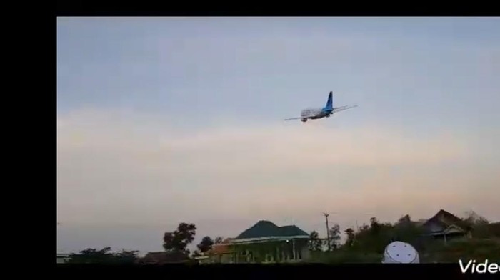 Video miniatur pesawat Garuda Indonesia yang terbang di langit Madura tengah menjadi perhatian. Miniatur pesawat tersebut merupakan karya santri di Sampang.