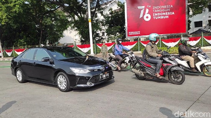 Mobil berpelat RFS genap lolos di titik gage Jalan Jenderal Sudirman