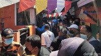 Diketahui, tiga orang menjadi korban tertimbun rumah yang tiba-tiba ambruk di Tambaksari Selatan gang 4. Salah satu dari korban meninggal dunia. Tiga korban yang tertimbun ambrukan lantai dua adalah Naufal (13), Fitri Wulan (38), dan Marni (57). Korban yang meninggal adalah Fitri Wulan.